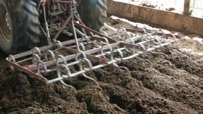 Pour un compostage idéal, la litière devra être malaxée quotidiennement.