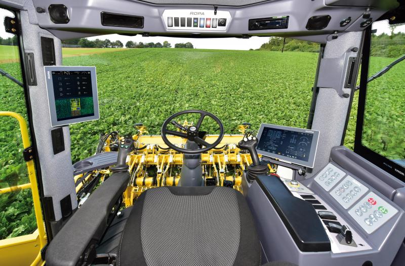 En cabine, le chauffeur retrouve deux écrans personnalisables et, sur l’accoudoir gauche, un nouveau joystick.