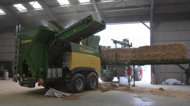 En poste fixe, la presse est couplée à un convoyeur-démêleur permettant une alimentation continue et automatique.